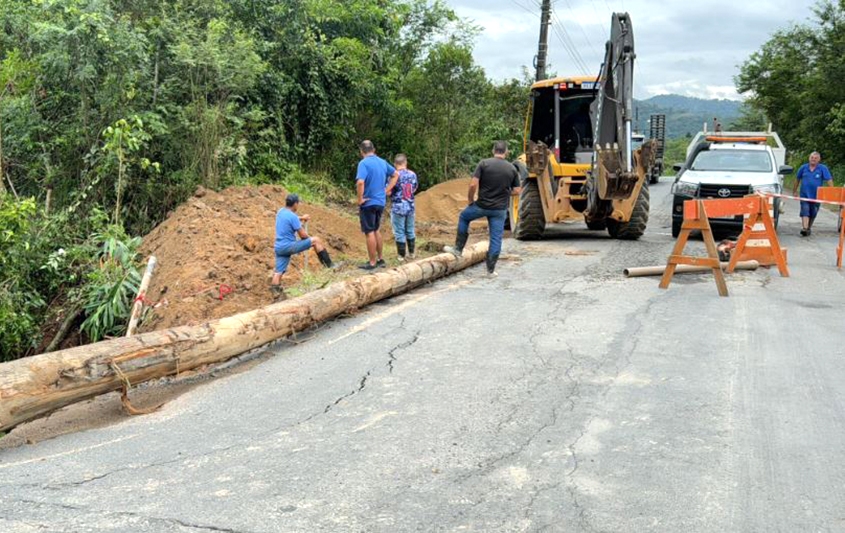 Abastecimento de gua  temporariamente interrompido na rua Vidal Flavio Dias, no Belchior