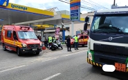 Caminho e moto colidem e homem fica ferido no Centro de Gaspar