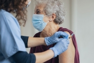 Dose reforo da vacina contra Covid-19 est disponvel para idosos e imunocomprometidos