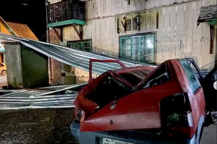 Forte temporal alaga ruas, arranca rvores e destri carros no Vale do Itaja