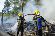 Incndio destri casa no bairro Alto Gasparinho, em Gaspar