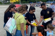 Polcia Civil distribui mais de 40 mil pulseiras de identificao para crianas nas praias de SC