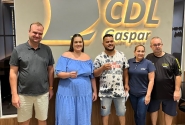 Vencedores da campanha de Natal da CDL de Gaspar recebem carro e moto
