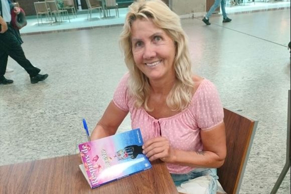 Autora gasparense lana livro de poesias em abril