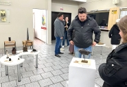 Cmara de Gaspar recebe exposio 'Tempo' com obras de madeiras em decomposio