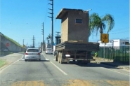 Caminho  flagrado carregando banheiro de alvenaria na BR-101, em Tubaro