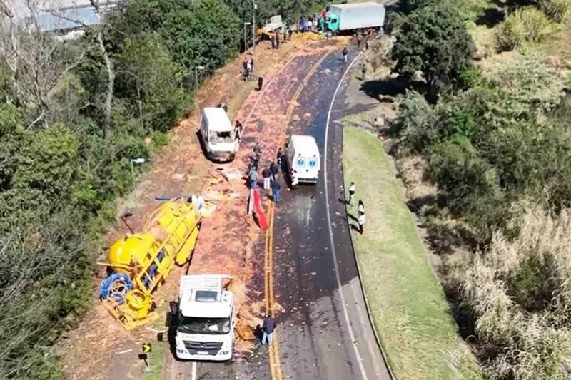 Grave acidente entre trs caminhes e uma van interdita rodovia SC-157, no Oeste de SC