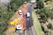 Grave acidente entre trs caminhes e uma van interdita rodovia SC-157, no Oeste de SC