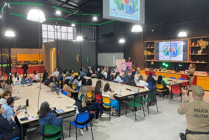 Mulheres da rede municipal de educao em Gaspar assistem palestra sobre violncia domstica