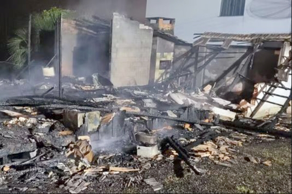 Incndio destri casa e mata idosa em Florianpolis