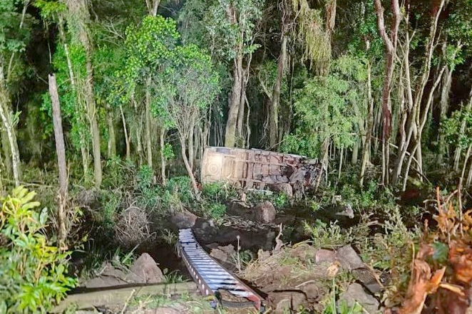 Van de banda cai em ribanceira e sete pessoas ficam feridas no Oeste catarinense