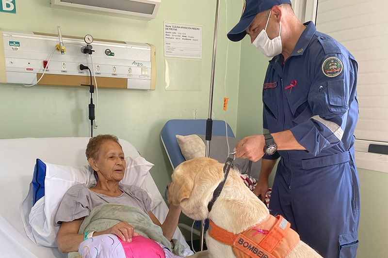 Ces do Corpo de Bombeiros Militar visitam pacientes oncolgicos em SC