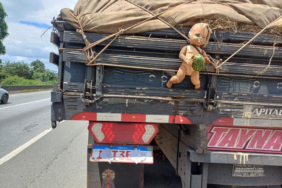 Homem esconde placa de caminho com papel higinico e dirige sem parar por 24 horas