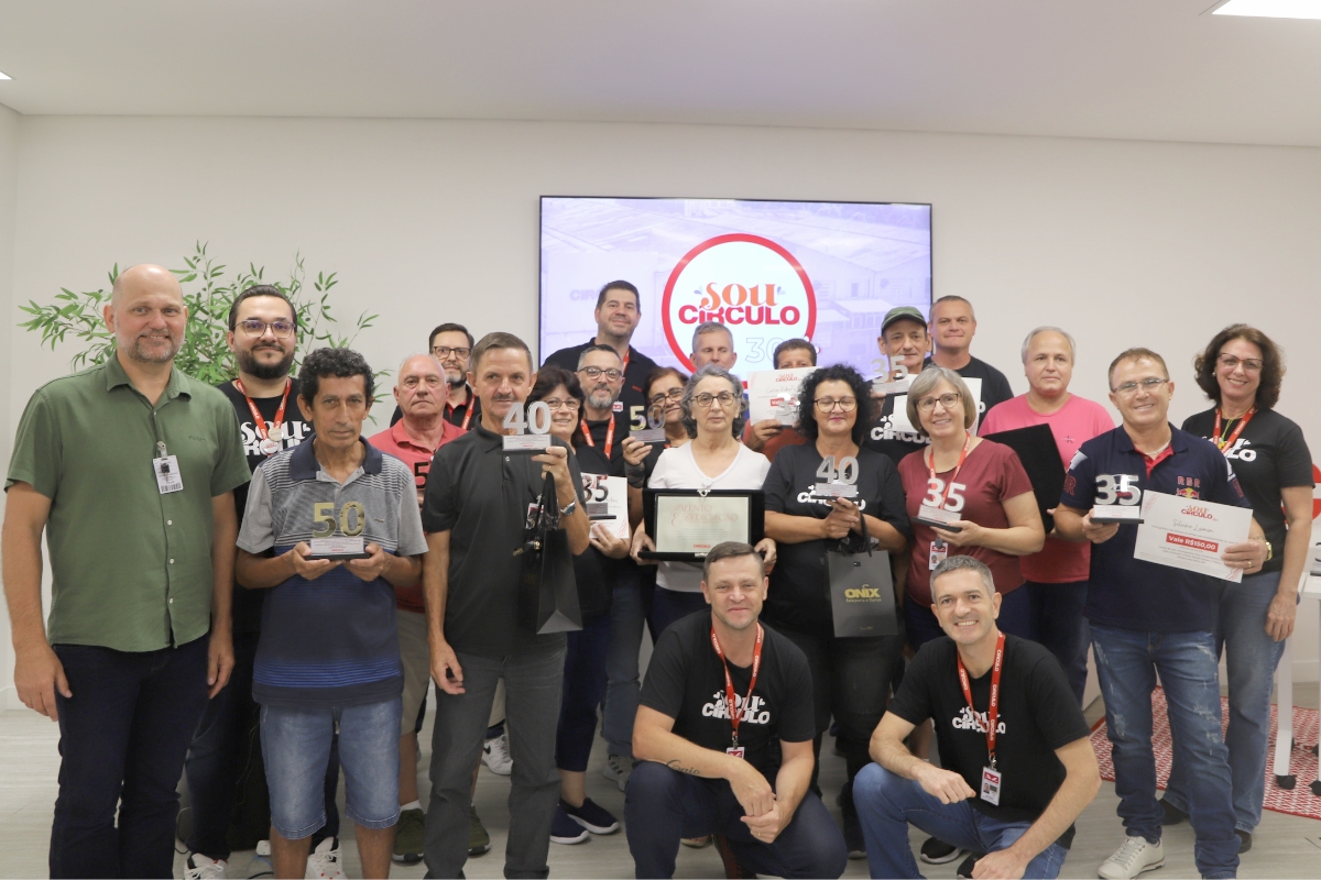 Crculo homenageia colaboradores com mais de 30 anos de empresa