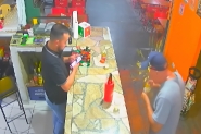 Coxinha explode e queima rosto de cliente em bar no Paran
