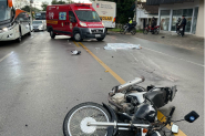 Motociclista colide em carro, cai na pista e morre atropelado por nibus em Ilhota