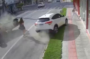 Mulher escapa por pouco de ser atropelada e prensada entre carros em SC