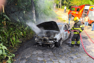 Carro de idoso  completamente destrudo por incndio em Blumenau