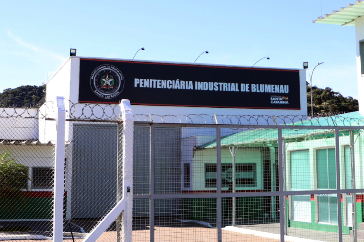 Agente penitencirio tenta entregar smartwatches a detento e acaba preso em Blumenau