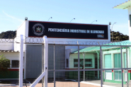 Agente penitencirio tenta entregar smartwatches a detento e acaba preso em Blumenau