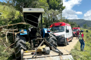 Idoso fica gravemente ferido ao capotar trator em ribanceira no Alto Vale
