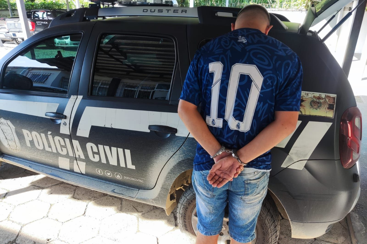 Preso suspeito de roubar fotos de adolescentes e amea-las em troca de vdeos ntimos em Indaial