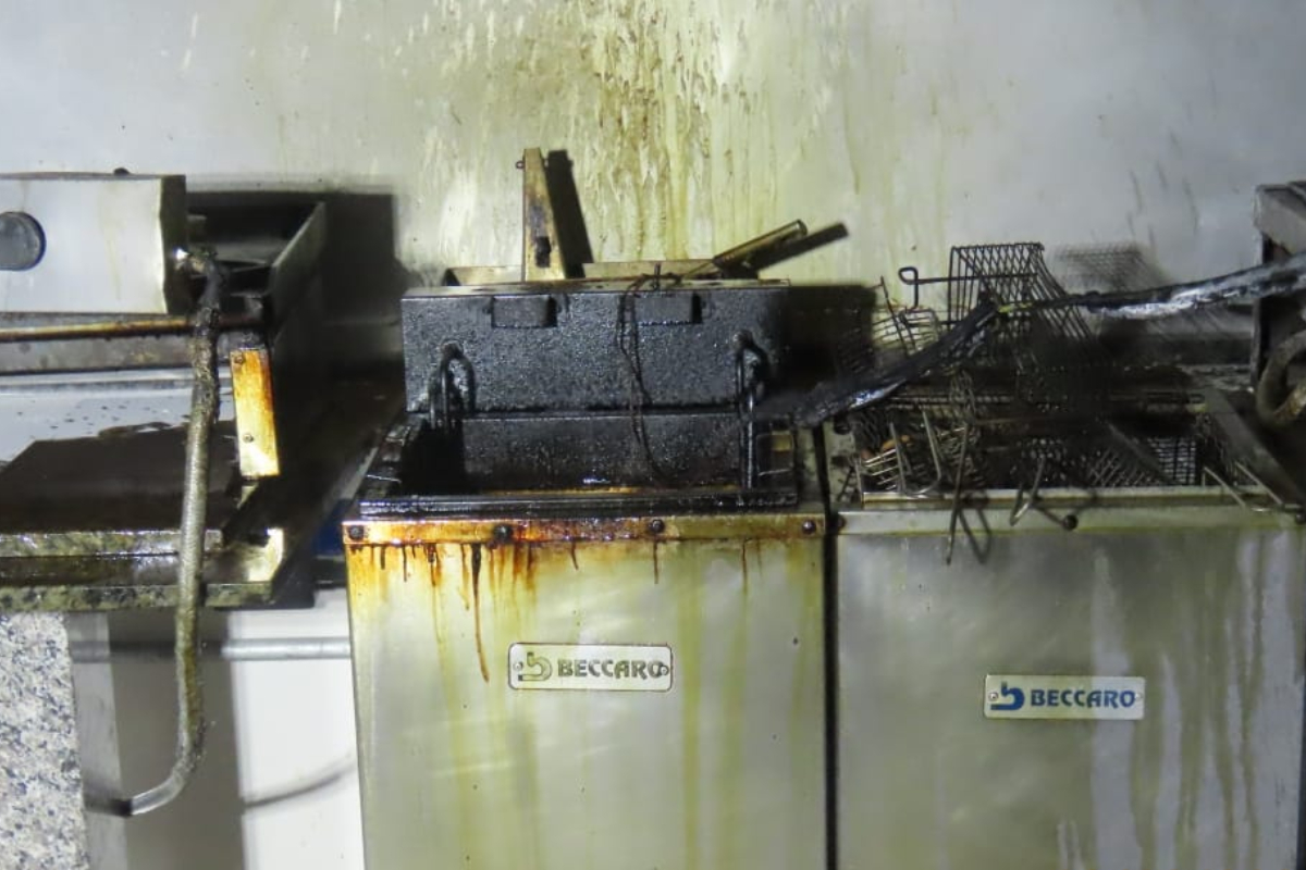 Mulher  encaminhada ao hospital aps incndio atingir cozinha de hamburgueria em Blumenau