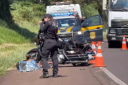Garupa morre aps pneu de moto estourar em rodovia; queda violenta deixa piloto gravemente ferido
