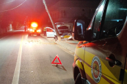 Carro colide contra poste e passageira sem cinto bate cabea contra para-brisa em Gaspar