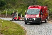 Homem  hospitalizado depois de cair de moto na Pedra de Amolar, em Ilhota