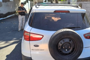Homem sem CNH dirige carro roubado, provoca dois acidentes, foge sem prestar socorro e acaba preso em itapema