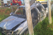 Duas pessoas ficam gravemente feridas aps coliso de carro contra placa de propaganda em Itaja