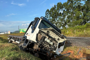 Caminho cai em vala na BR-470, em Ilhota