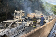 Caminho de combustvel tomba e explode na BR-101, em Palhoa; 25 veculos pegam fogo