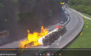 Vdeo mostra momento em que caminho tomba, pega fogo e incendeia carros na BR-101