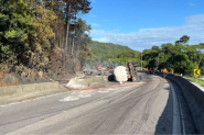 Depois de 16 horas de interdio, BR-101  liberada aps tombamento e exploso de caminho com combustvel