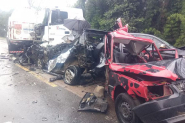 Beb e duas mulheres morrem em grave acidente entre caminhes e carros na BR-116, em SC