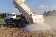 Quase 500 toneladas de calcrio so distribudas para produtores de Gaspar