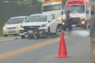Acidente entre carro, moto e carreta mata homem na BR-470, em Blumenau