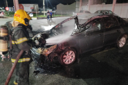 Carro pega fogo em ptio de mercado no Santa Terezinha, em Gaspar