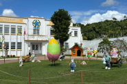 Praa da prefeitura ganha decorao de Pscoa; veja os dias em que coelhos vo fazer fotos com crianas e adultos
