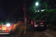 Carro com trs jovens cai em ribanceira no Gaspar Grande
