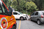Coliso frontal entre carros  registrada no bairro Gaspar Grande, em Gaspar