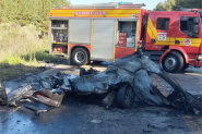 Motorista morre aps colidir carro contra caminho na Serra catarinense; veculo pegou fogo