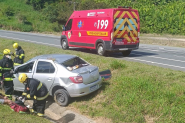 Motorista desvia de caixa, perde controle de direo e capota carro na BR-470, em Ilhota