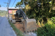 Prefeitura de Gaspar inicia recuperao de margem no incio da rua Frei Solano