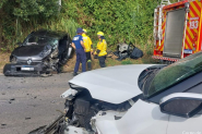Coliso frontal entre dois carros deixa trs pessoas feridas em Blumenau