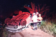 Carro derrapa em pedras soltas, bate em barranco e capota no Gasparinho