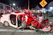 Carro fica completamente destrudo aps coliso contra poste em Brusque; duas pessoas so hospitalizadas