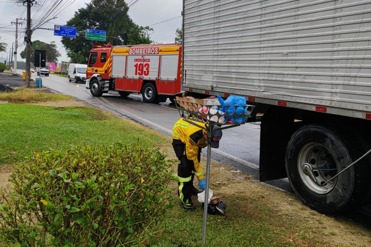 Acidente entre caminho e bicicleta deixa idoso gravemente ferido em Gaspar